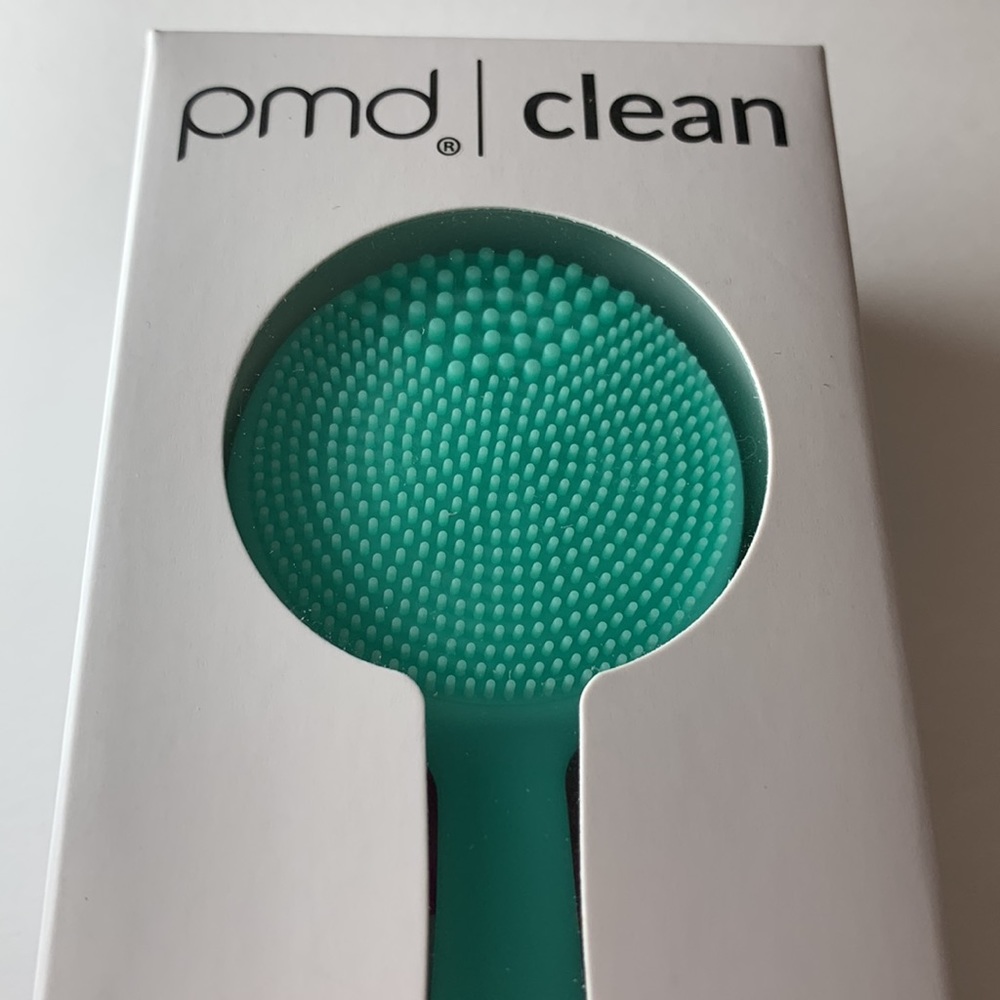 PMD Clean Teal & White Smart Facial NWB PMD Clean vibrates up to 7,000 x per min